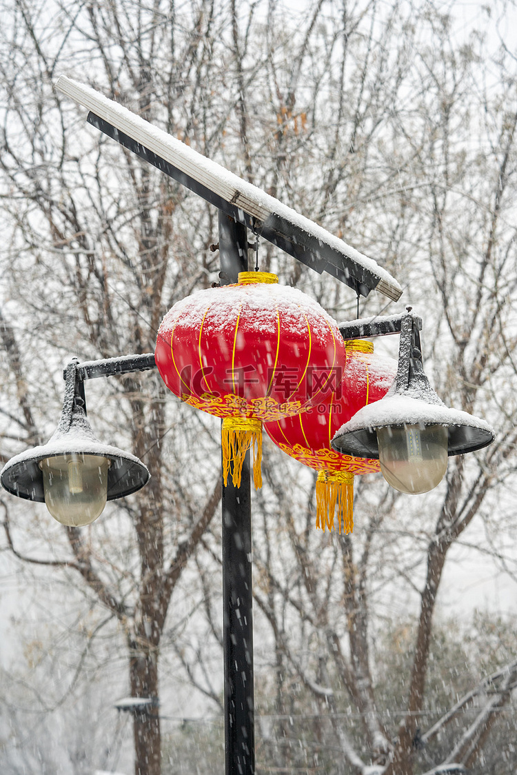 路灯红灯笼户外落雪摄影图配图