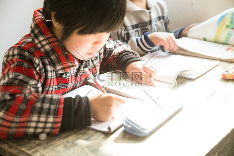 乡村小学里的小学生在上课