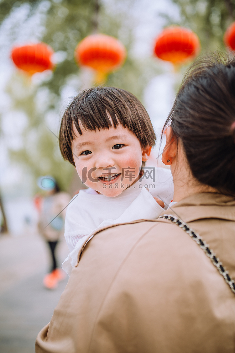 亲子白天春天妈妈抱着女儿户外公