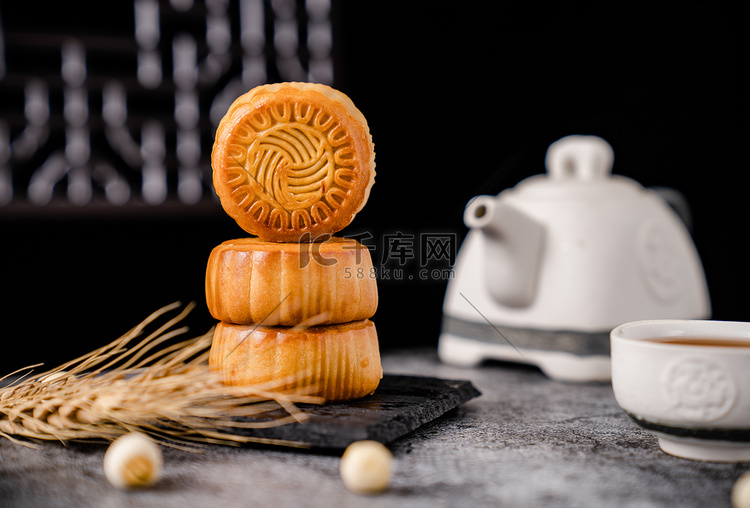 中秋节传统美食蛋黄月饼摄影图配