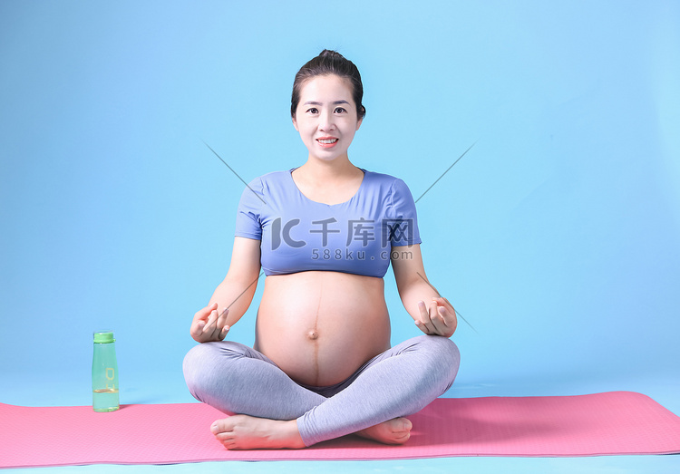 孕妇瑜伽健身减肥家居摄影图配图