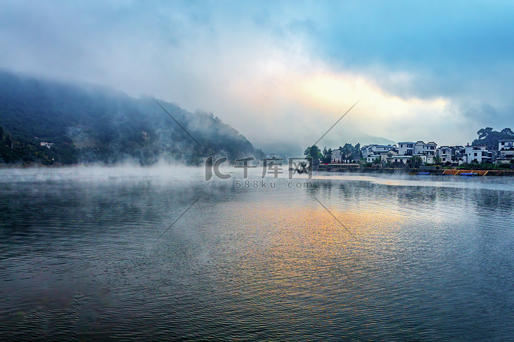 秋天风景晌午村庄水边流动摄影图