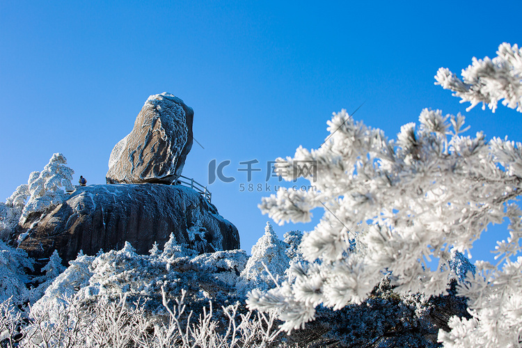 冬日旅游早晨岩石山区摇动摄影图