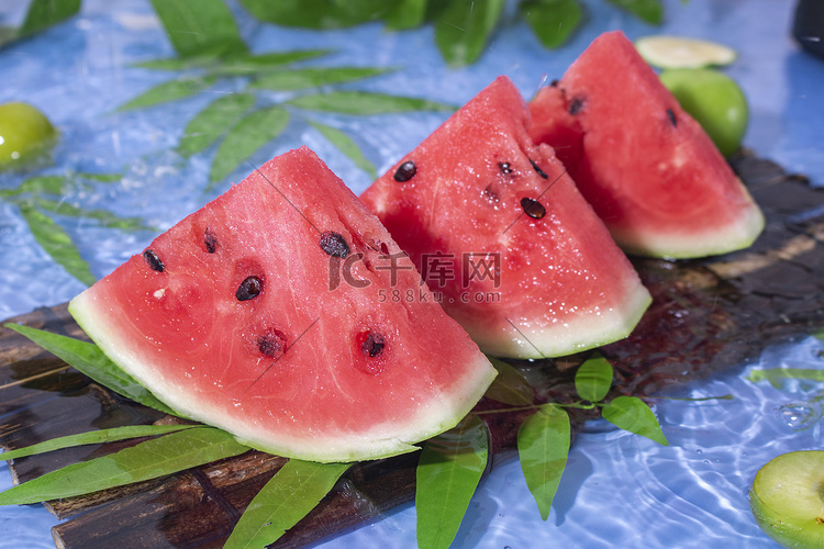 夏季水果白天西瓜水池美食摆拍摄