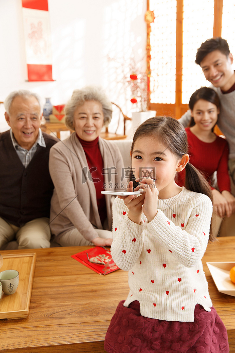 快乐小女孩过年打电话