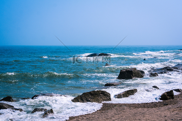 大海中午海滩海边拍打摄影图配图