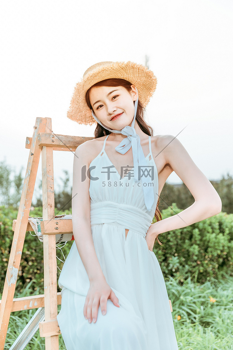 夏天文艺白天穿着白色长裙的美女