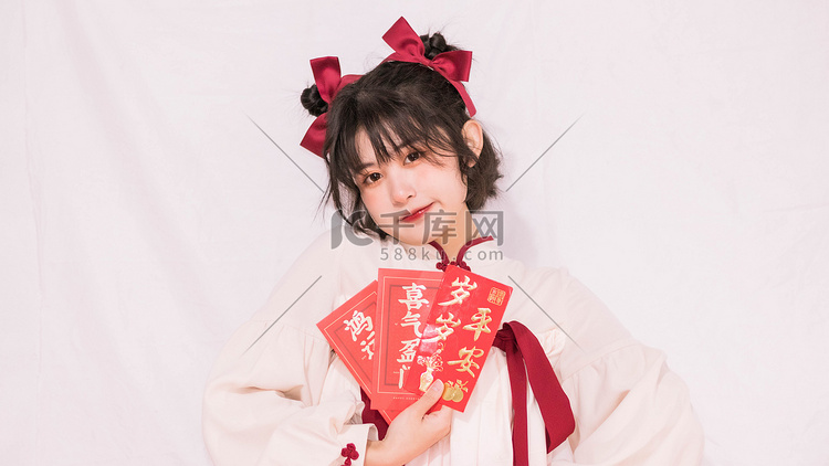 拜年新年春节可爱女孩发红包摄影