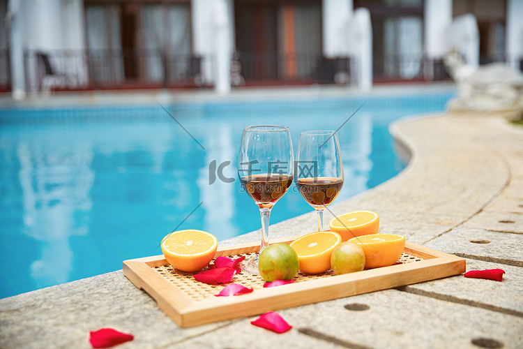 夏天度假白天托盘里的水果和红酒