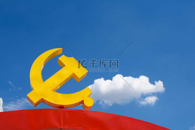 党徽中午党的标志广场蓝天白云摄