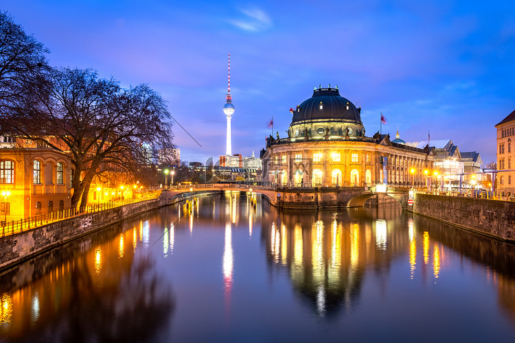 柏林博物馆在河狂欢的银行在柏林