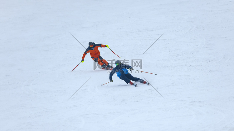 双人滑雪上午滑雪冬季素材摄影图
