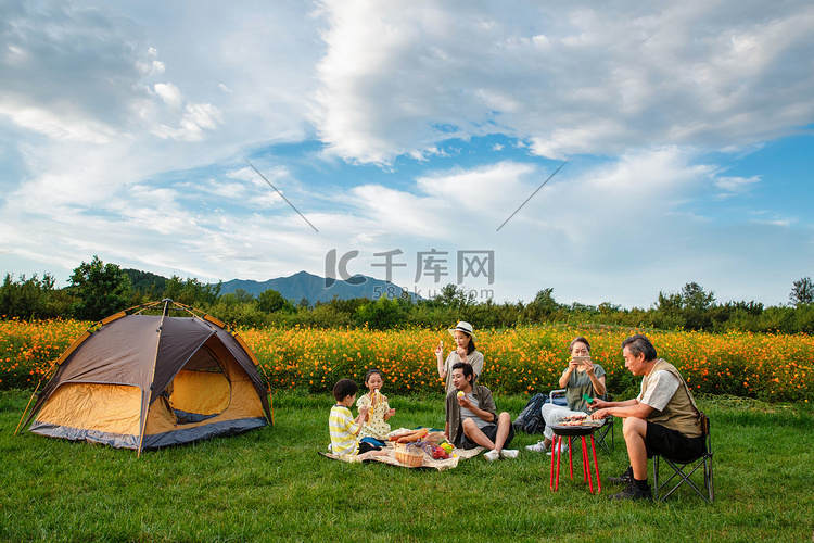 欢乐家庭在郊外野餐夏天