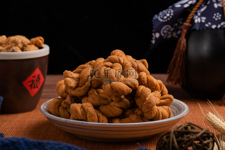 零食小吃陈麻花传统的美食摄影图