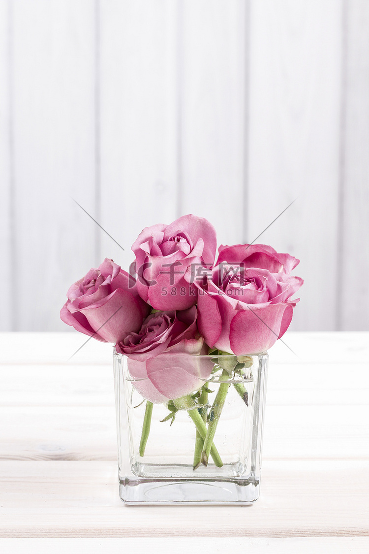 玻璃瓶中的粉红色玫瑰束