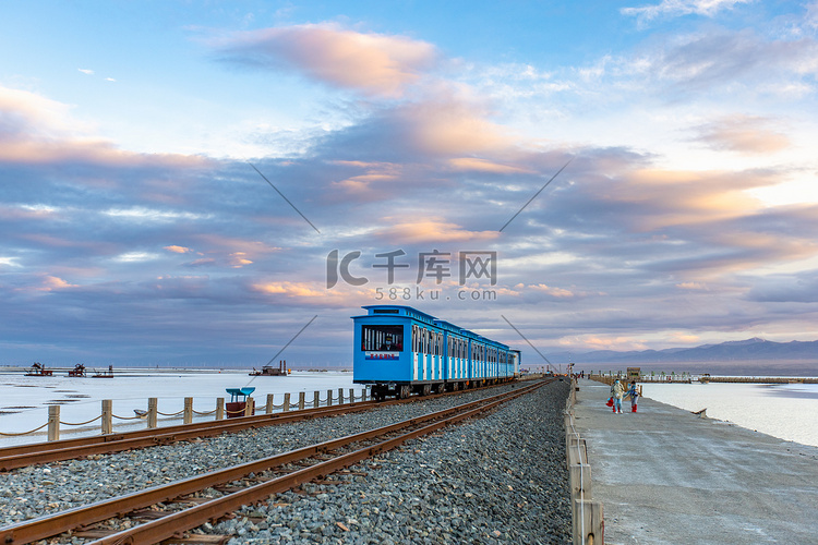 青海夕阳火车茶卡盐湖天空一号摄