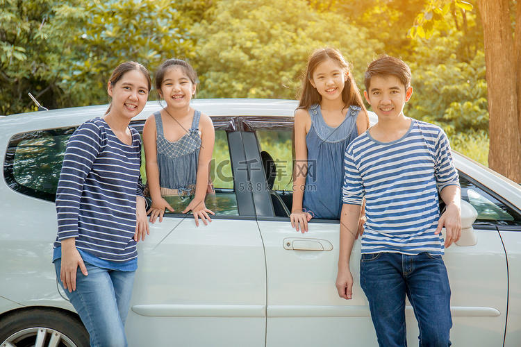 幸福的亚洲家庭与小型厢式车我们