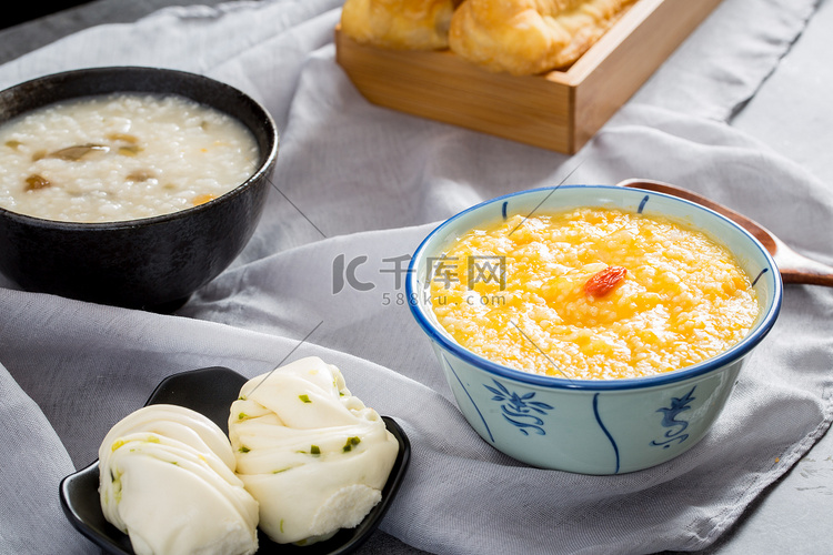 早餐中餐传统早点小米粥黄色白粥