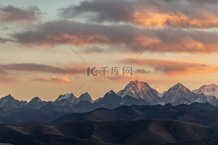 橙色冬季风景雪山