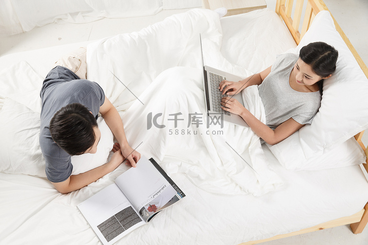 青年男人在床上看书