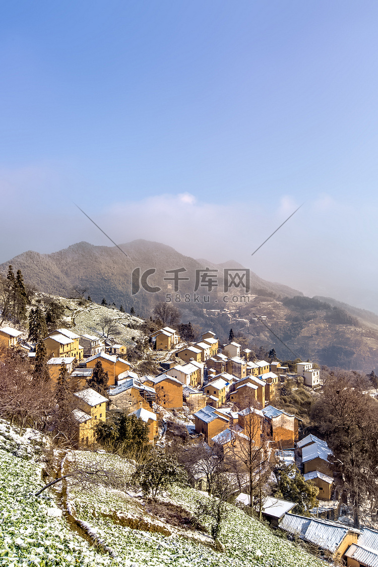 村庄白雪和山峰摄影图