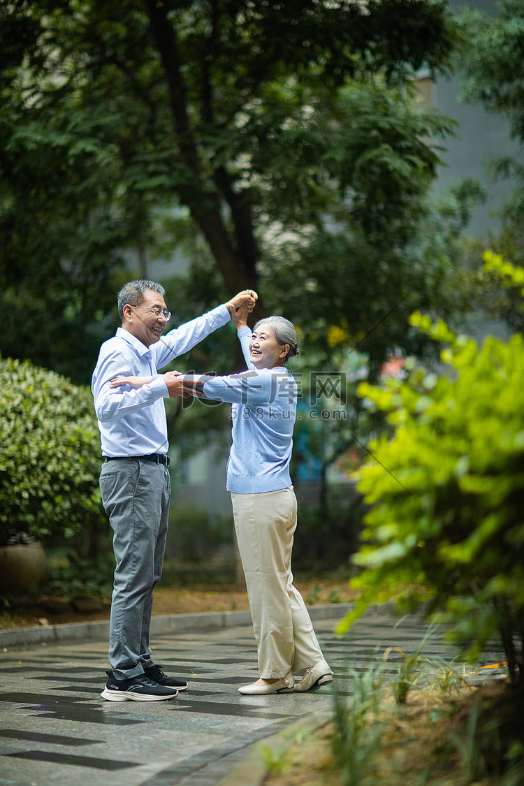 老年生活白天一对老夫妇户外跳舞