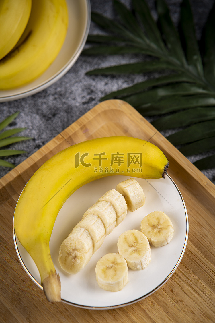 健康美味香蕉桌上摆拍摄影图配图