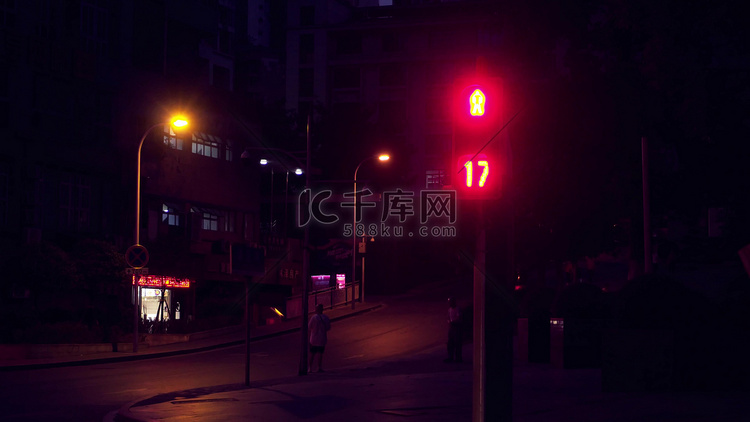 夜晚下重庆街头的红绿灯