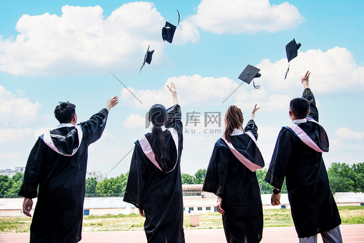 人像白天四个人操场扔学士帽摄影