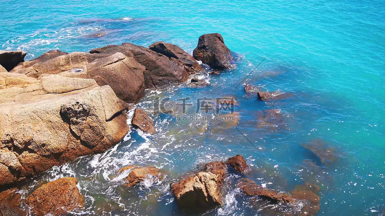 实拍蔚蓝的海水河岸的礁石自然风