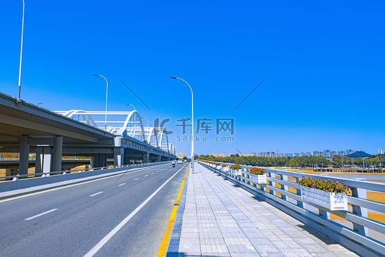 建筑正午广运大桥桥梁车道摄影图