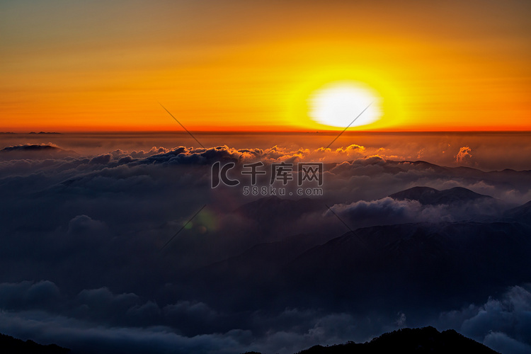 冬日晨曦太阳山区飘动摄影图配图