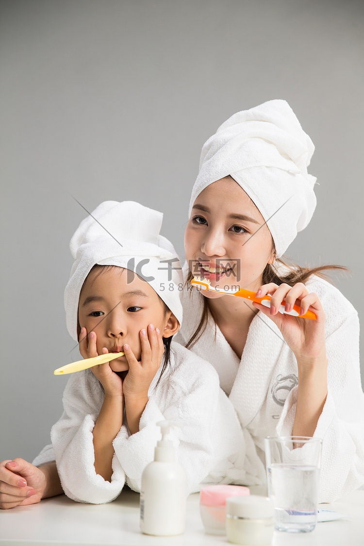 穿着浴袍的母女刷牙