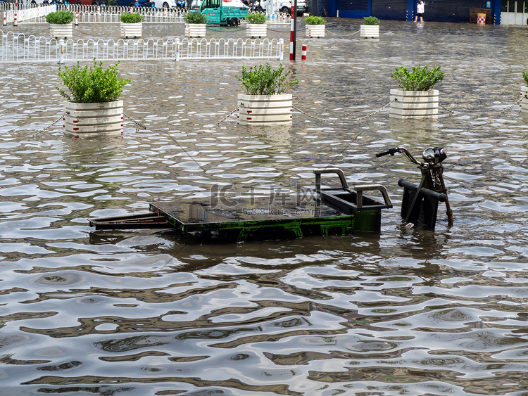 被淹的城市白天电动三轮雨水里淹