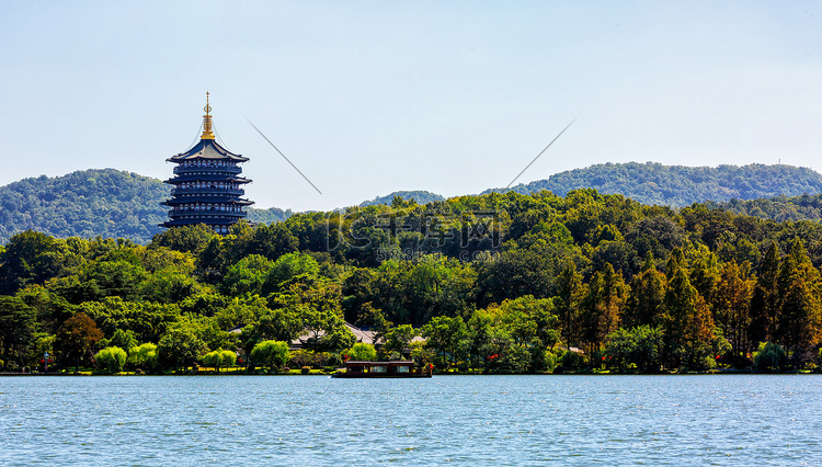 秋日旅游下午雷峰塔景区内流动摄