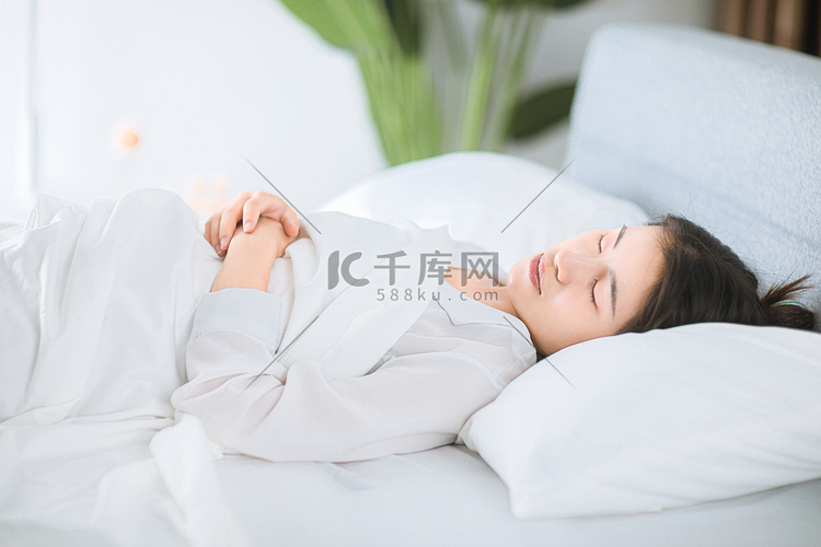 睡眠白天美女卧室睡觉摄影图配图