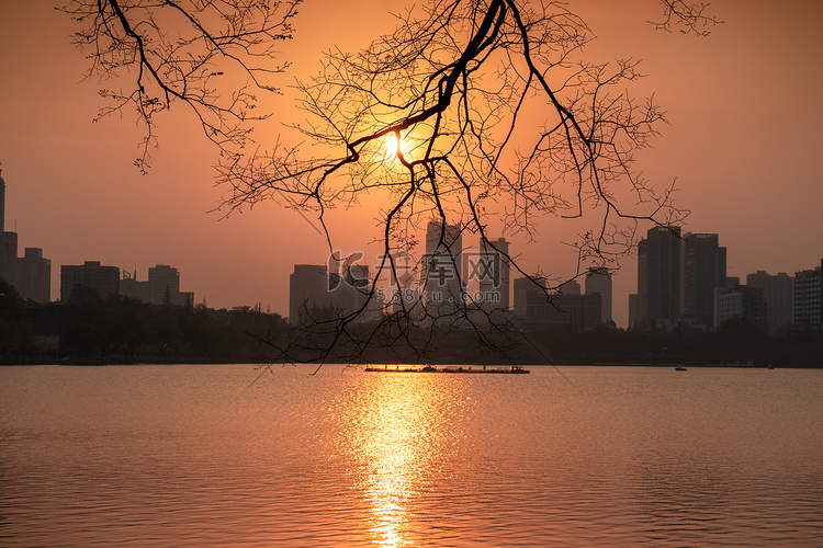 南京玄武湖夕阳傍晚日落建筑黄昏