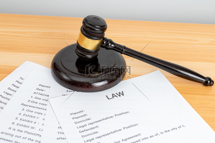 法律棚拍法官法槌与法律文件桌面