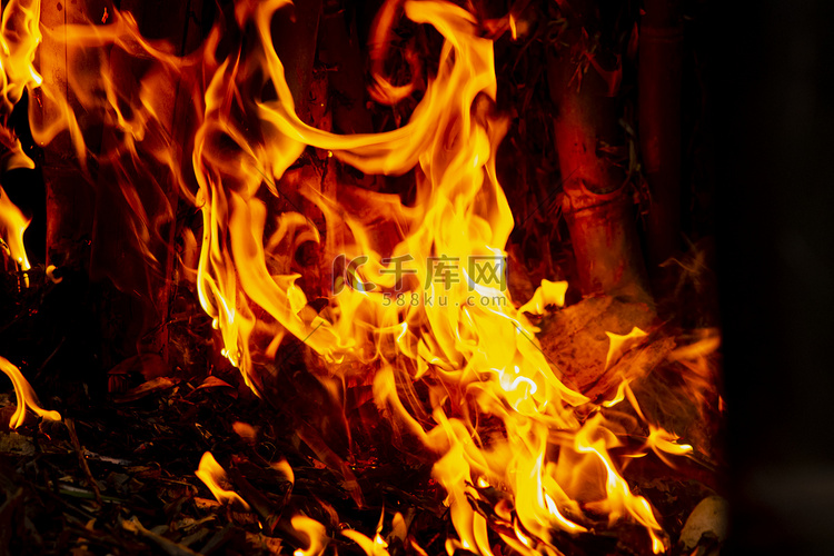 傍晚户外火焰在竹子上燃烧摄影图