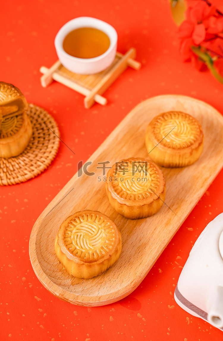 中秋佳节传统美食月饼摄影图配图
