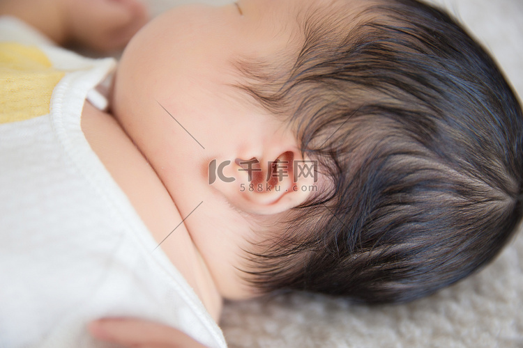 三胎婴儿婴儿耳朵新生宝宝摄影图
