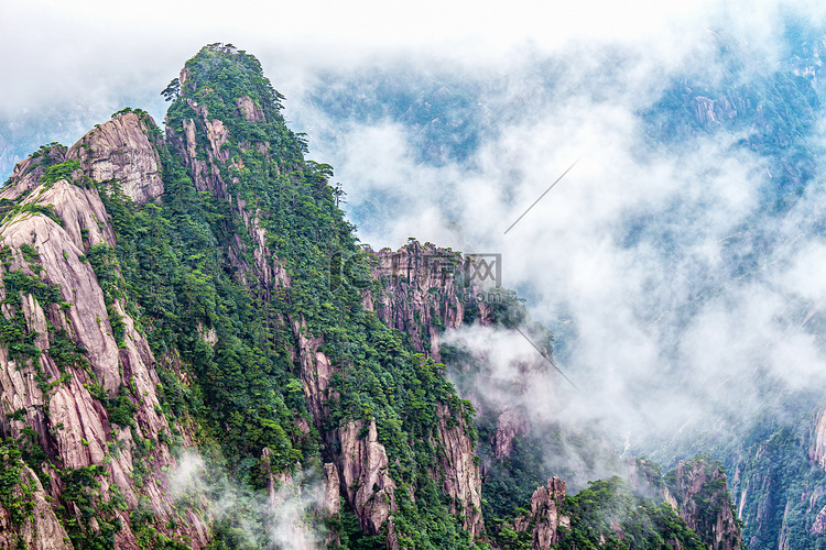 家庭出游白昼山峰山区漂动摄影图