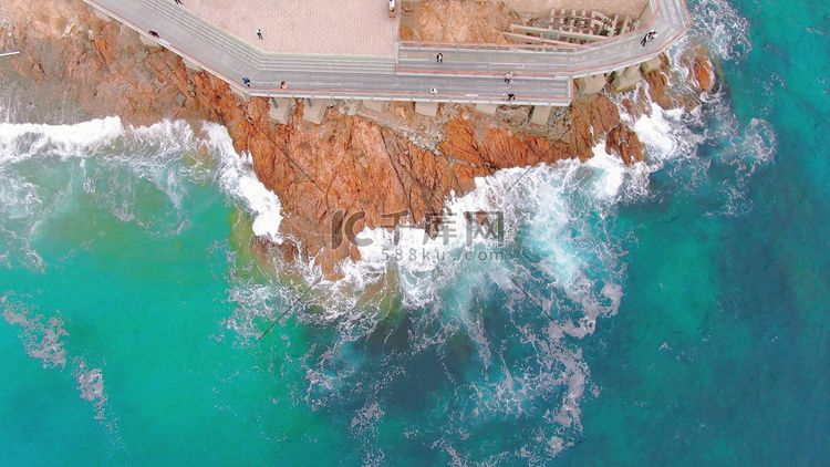 海浪拍打礁石海边风景