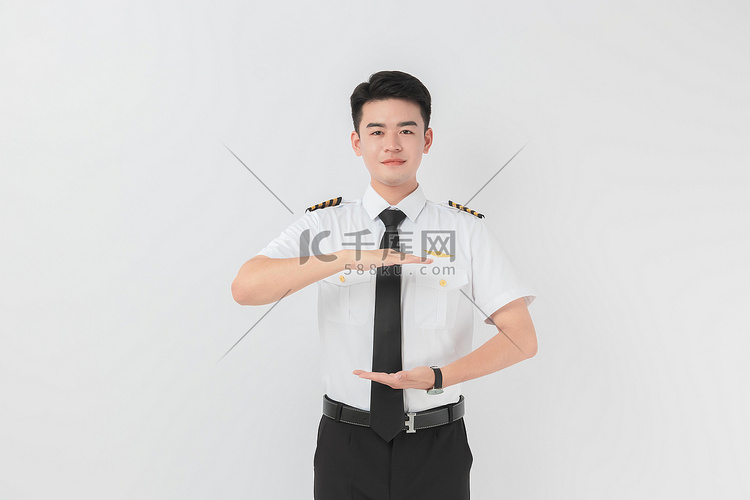 飞行员白天男青年室内手势摄影图