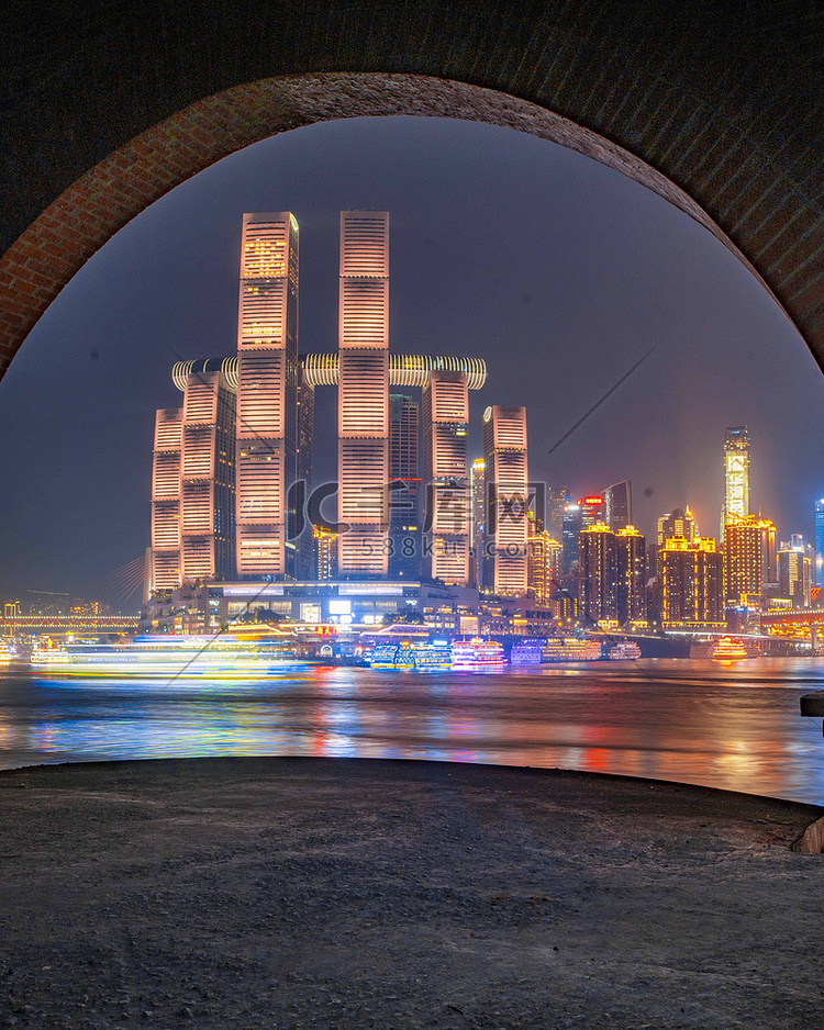 城市夜晚重庆岸边在拍摄摄影图配