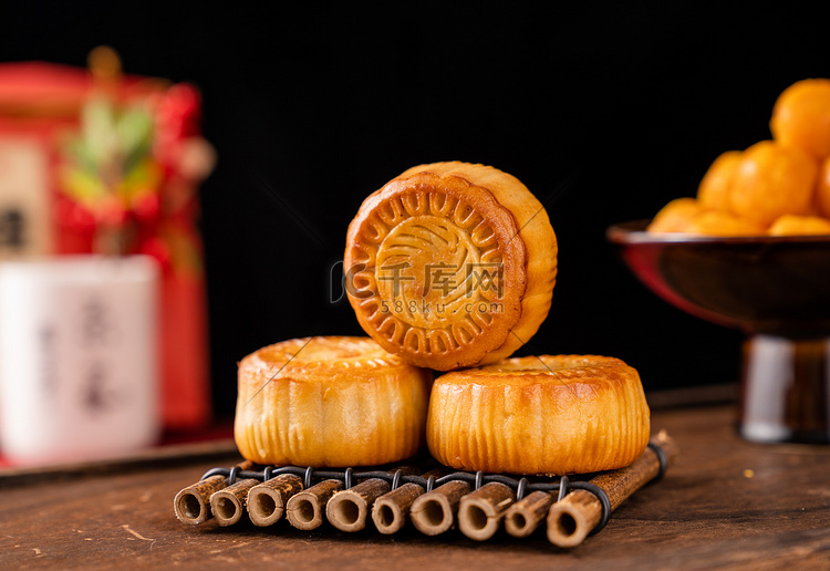 中秋节传统美食月饼蛋黄莲蓉摄影