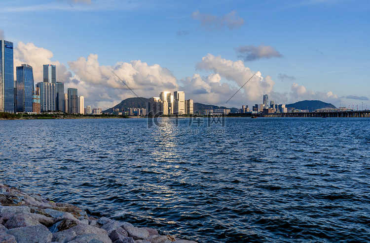 黄昏海景海岸风景建筑摄影图配图