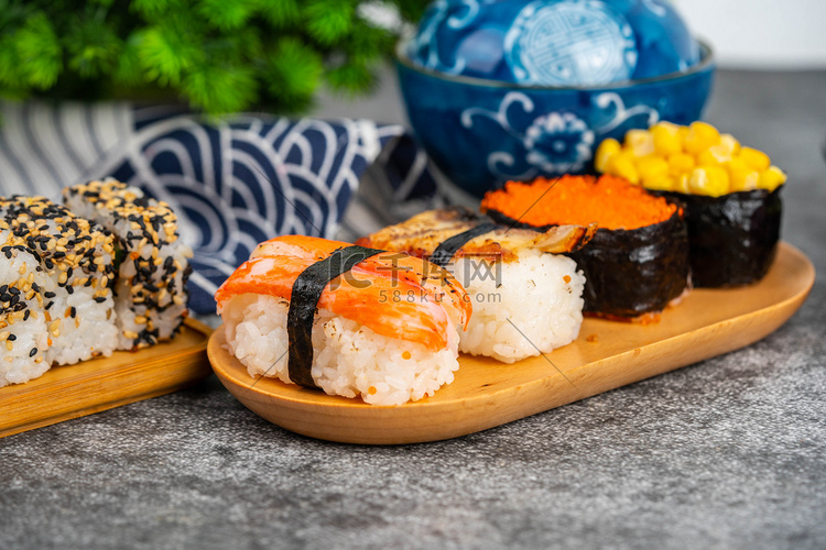 日式料理白天寿司室内食品摄影图