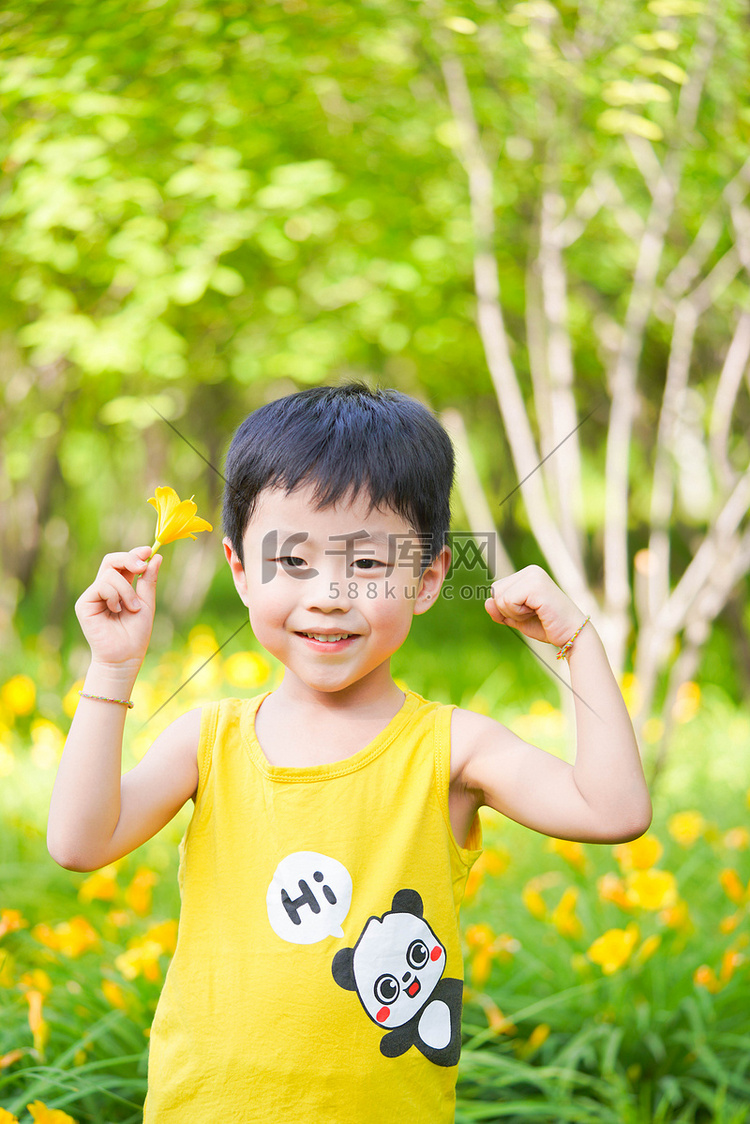 夏季白天男孩户外黄色花朵摄影图