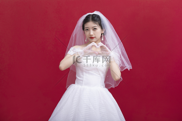 白纱新人女生结婚比心摄影图配图